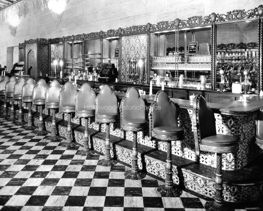 Pig N Whistle Cafe 1928.jpg